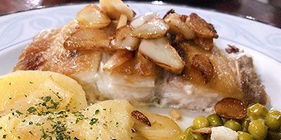 Corvina con AOVE y ajos laminados Restaurante Las Piletas